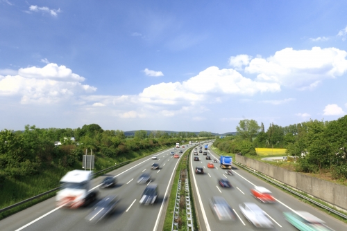 Fotolia_27467278_高速道路_XL