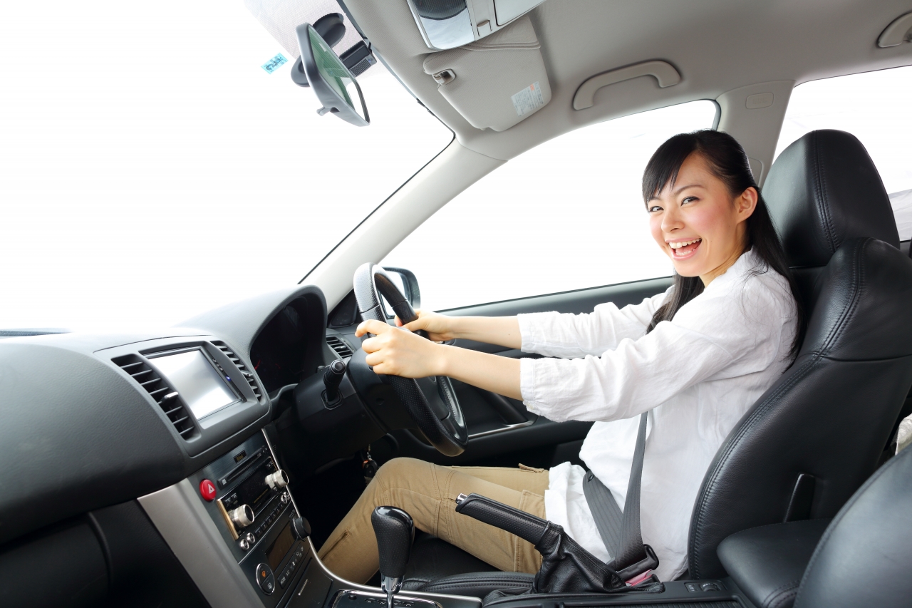 Fotolia_B_43166289_女性_運転席でハンドルを握る_XXL